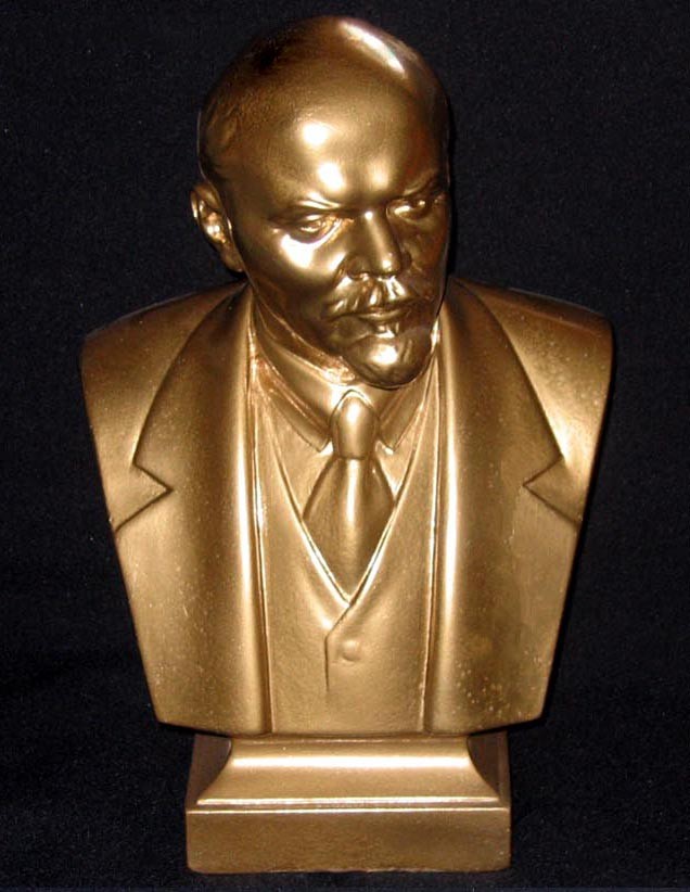 ロシアの共産主義革命家ウラジーミル・イリイチ・ウリヤノフ（別名レーニン）の黄金の胸像